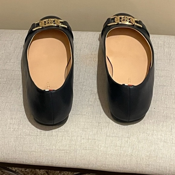Tommy Hilfiger Navy Gallyne Flats, Gold Logo Hardware, size 8.5 - Picture 4 of 10